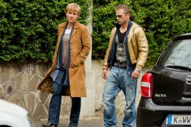 Zwecks Undercover-Ermittlungen arbeitet Simmel in diesem Fall mit flexiblem Outfit