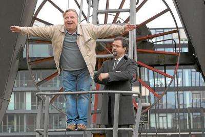 Liefers guckt zu, wie sich Axel Prahl über die wirklich sehr zahlreichen Zuschauer freut