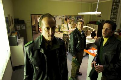 Der Herr Langner (Rudolf Krause) ermittelt diesmal verdeckt - und hat es nicht leicht mit den neuen Kollgen Jung und Schön. 