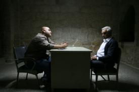 Balilati (Dvir Bendek) und Mr. Rosenstein (Michael Degen) beim Verhör hinter kalten Mauern.