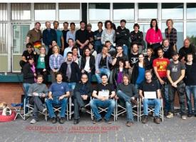 Viele Menschen machen einen Film. Dabei sind längst nicht alle Menschen auf obiger Fotografie abgebildet, wohl aber die meisten, die am "Polizeiruf 110 - Alles oder nichts" beteiligt waren. 